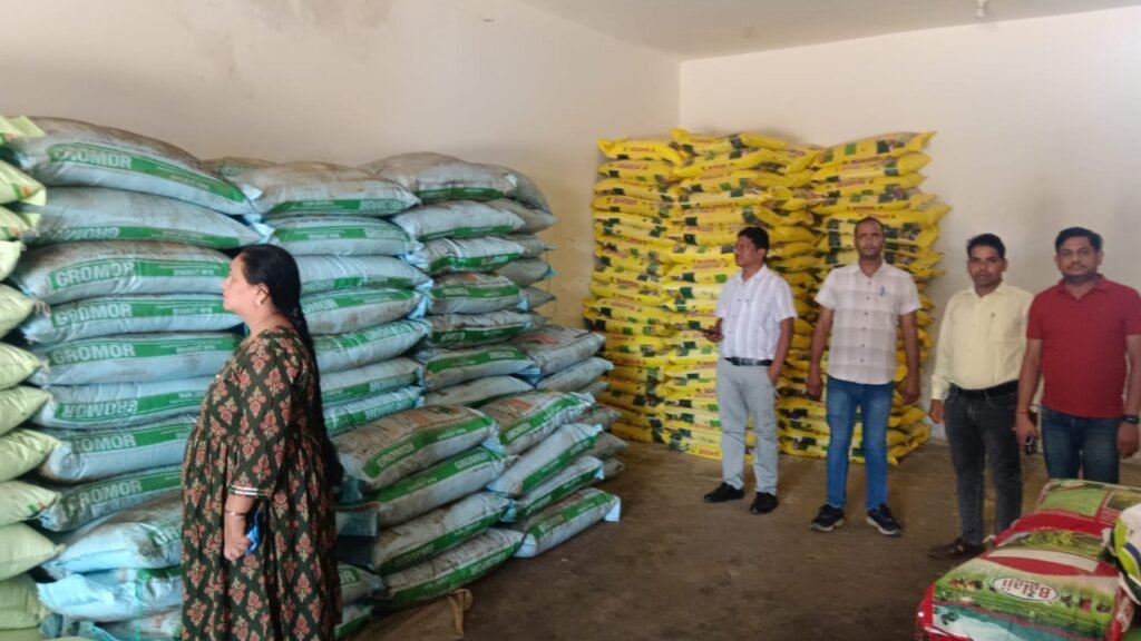 कृषि विभाग के उड़नदस्ता टीम ने उर्वरक विक्रय केन्द्रों का किया औचक निरीक्षण, भारी मात्रा मे खाद जप्त
