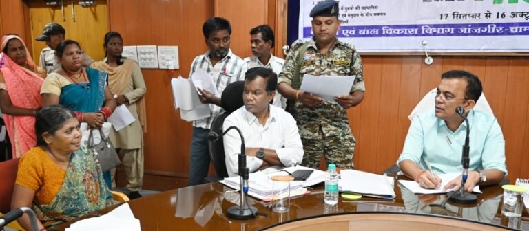 जांजगीर कलेक्टर ने सुनी लोगो की शिकायत एवं समस्याएं