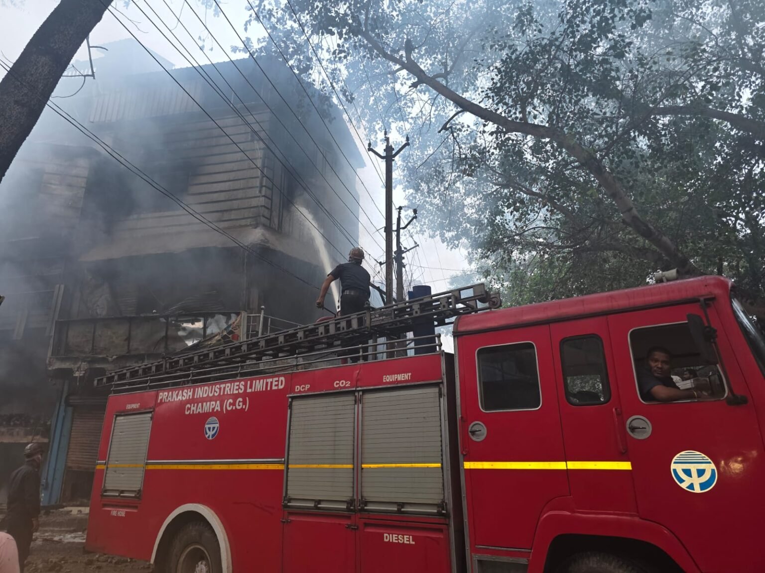 Breking news :- बॉम्बे मार्केट शिवरीनारायण के कई दुकानों मे लगी आग, दमकल विभाग ने आग को किया नियंत्रित