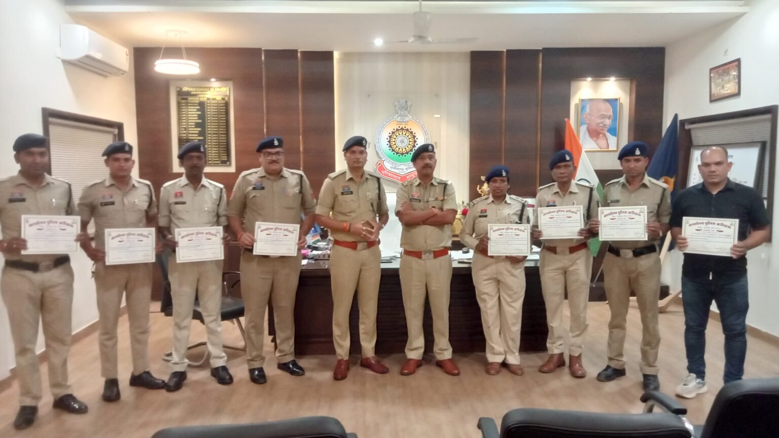 जांजगीर जिले के उत्कृष्ट कार्य करने वाले 08 पुलिस कर्मियों हुए सम्मानित