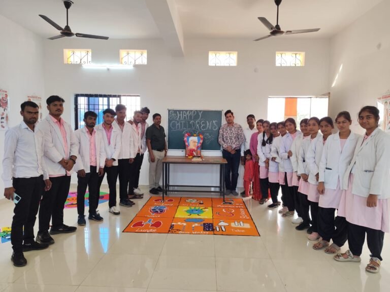 विजन पैरामेडिकल नवागढ़ में मनाया गया बाल दिवस