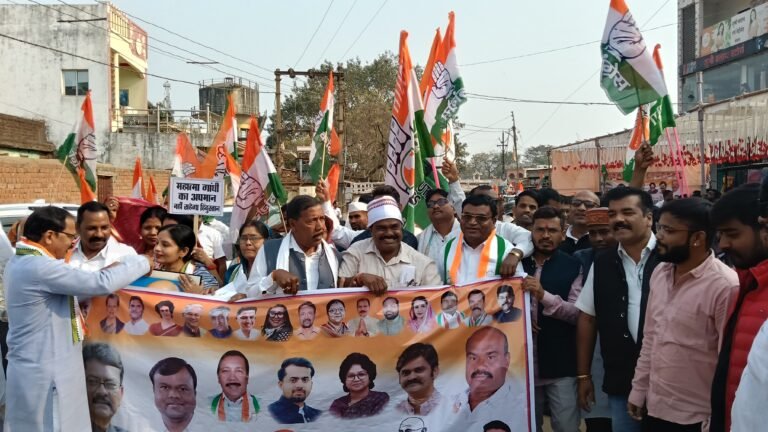 सेमरा से बूढ़ेना तक कांग्रेस ने निकाली मनरेगा बचाव पदयात्रा