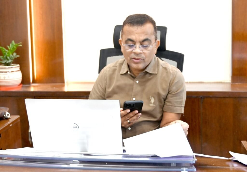मुख्यमंत्री हेल्पलाइन से मिल रहा त्वरित समाधान, कलेक्टर श जन्मेजय महोबे स्वयं ले रहे नागरिकों से फीडबैक