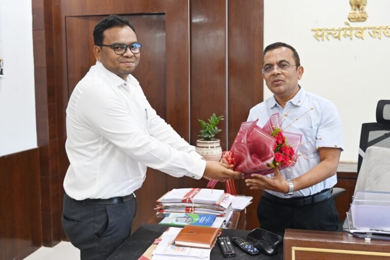नवपदस्थ मुख्य कार्यपालन अधिकारी श्री विनय कुमार पोयाम ने किया पदभार ग्रहण