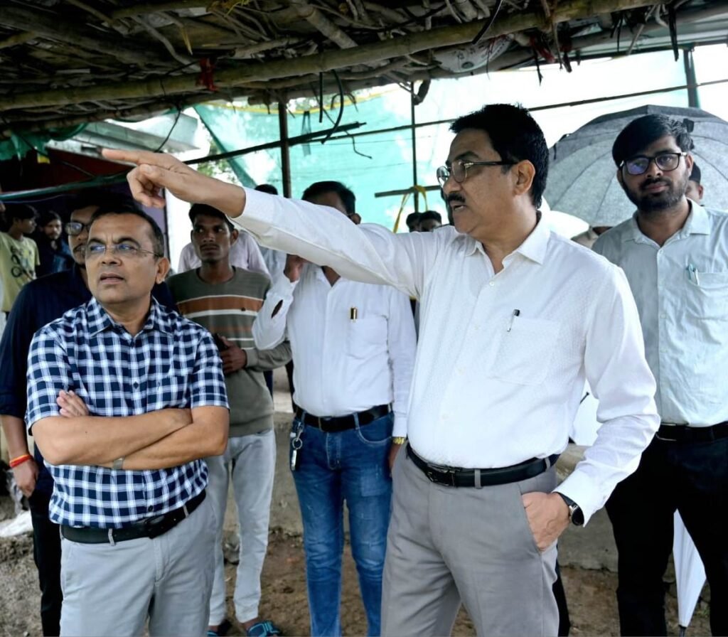 संभागायुक्त श्री सुनील जैन ने ग्राम करूमहू और बनारी में किया डिजीटल क्रॉप सर्वे एवं पीव्ही ऐप कार्य का निरीक्षण