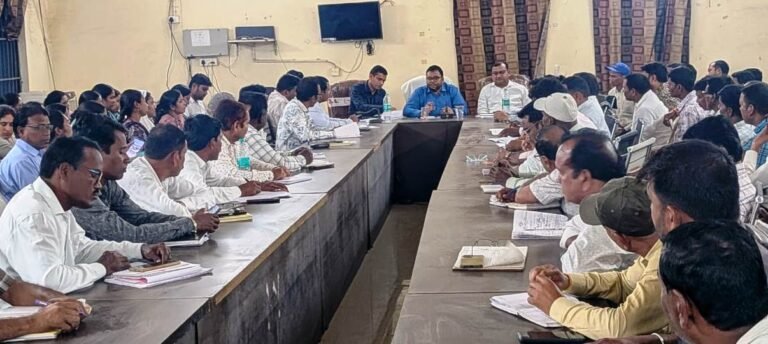 जांजगीर चाम्पा जिला पंचायत सीईओ ने जनपद पंचायत के विकास कार्यों की ली समीक्षा बैठक